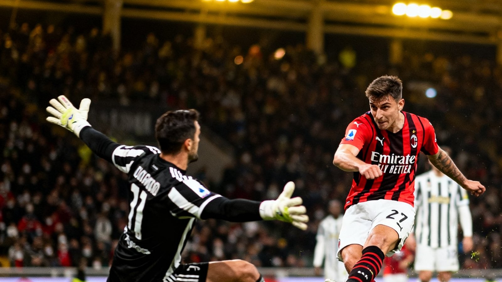 AC米兰对阵尤文图斯，普利西奇在禁区弧顶处接球后直接起脚远射，皮球划出完美弧线直挂球门死角，门将奋力扑救仍无法触及。